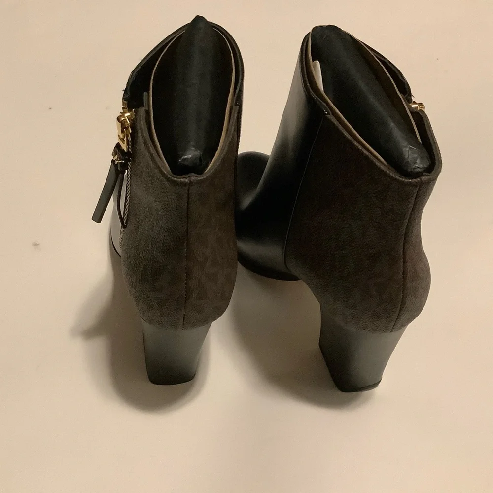 New Britt Signature Logo Trim Ankle Boot - Picture 4 of 7